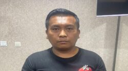 Oknum Driver Grabcar, Michael Gomgom yang diduga melakukan pemerasan terhadap penumpang Rp100 juta di Polres Metro Jakarta Barat, Jumat (29/3/2024).
